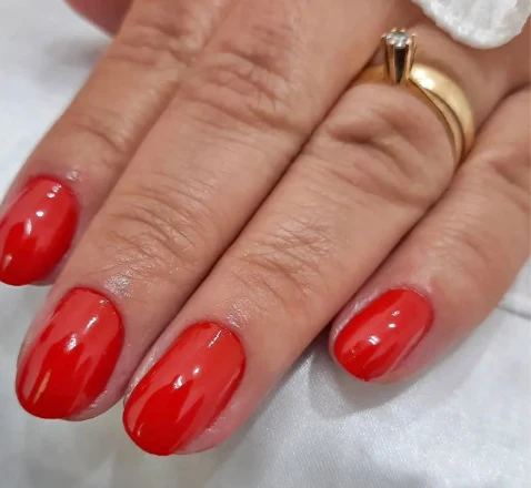 Unhas vermelhas com esmaltação em gel feitas na Esmalteria Mira Lopes