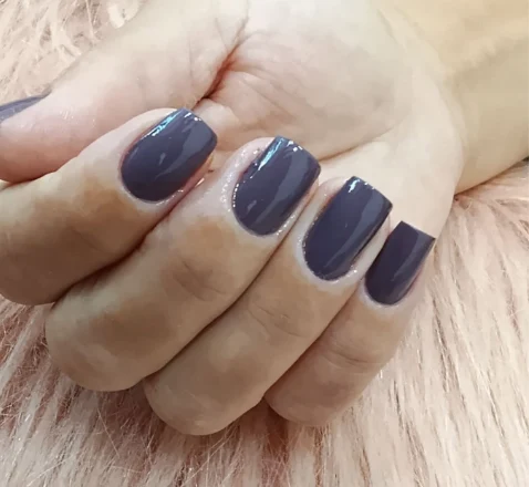 Unhas com esmaltação em gel cinza