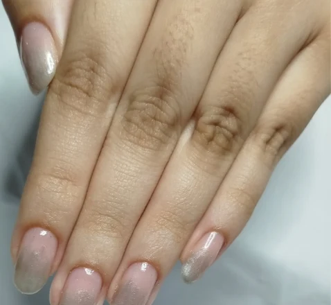 Unhas alongadas em tom nude com brilho