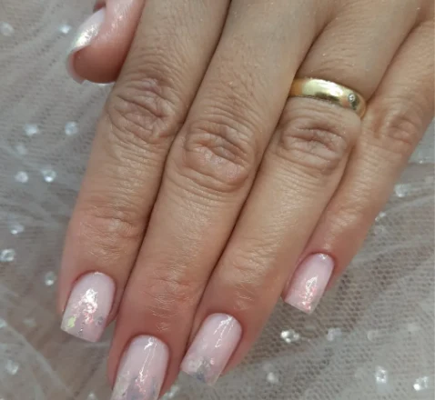 Unhas rosa claro com acabamento brilhante
