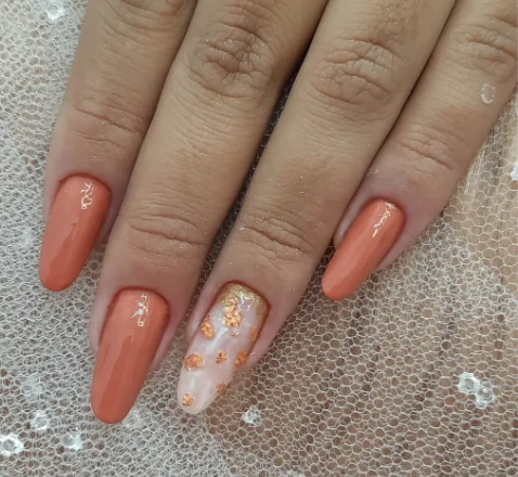 Unhas em tom coral com detalhe