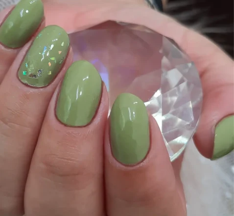Unhas verde oliva com glitter